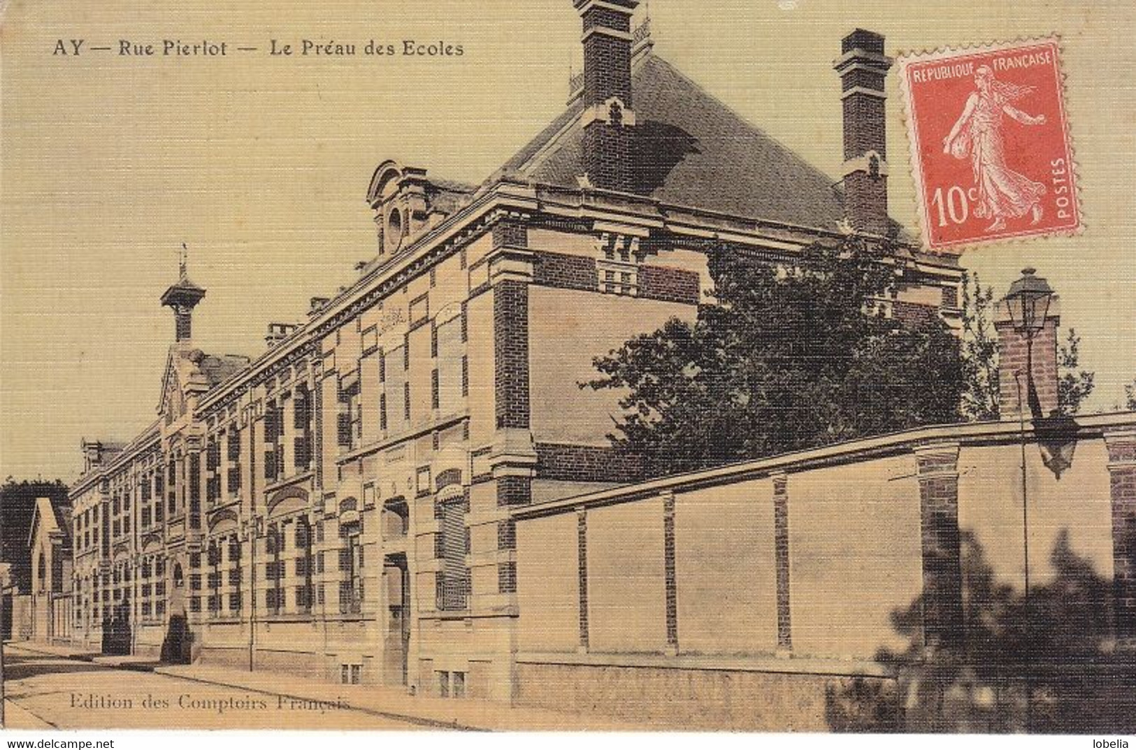 AY - Rue Pierlot - Le Préau Des Ecoles - Effet Tissé, Carte Colorisée, Edition Des Comptoirs Français 1915 - Ay En Champagne