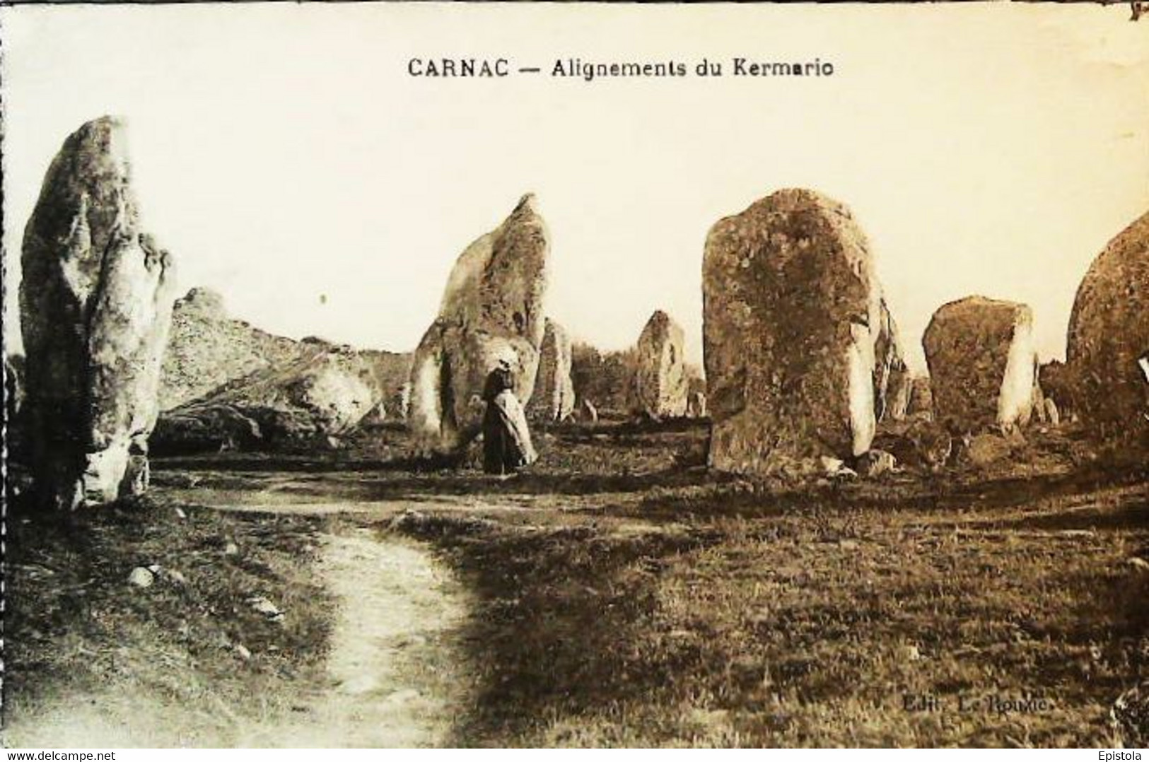 ► CARNAC - Menhir - Alignement De Kermario - Cpa Animation Jeune Bretonne - Dolmen & Menhirs