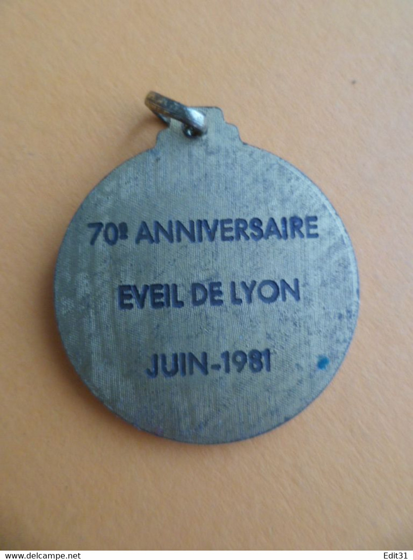 Medaille Dorée  Sport Basket Basketball - 70° Anniversaire Eveil De LYON Rhone Juin 1981 - Basketball