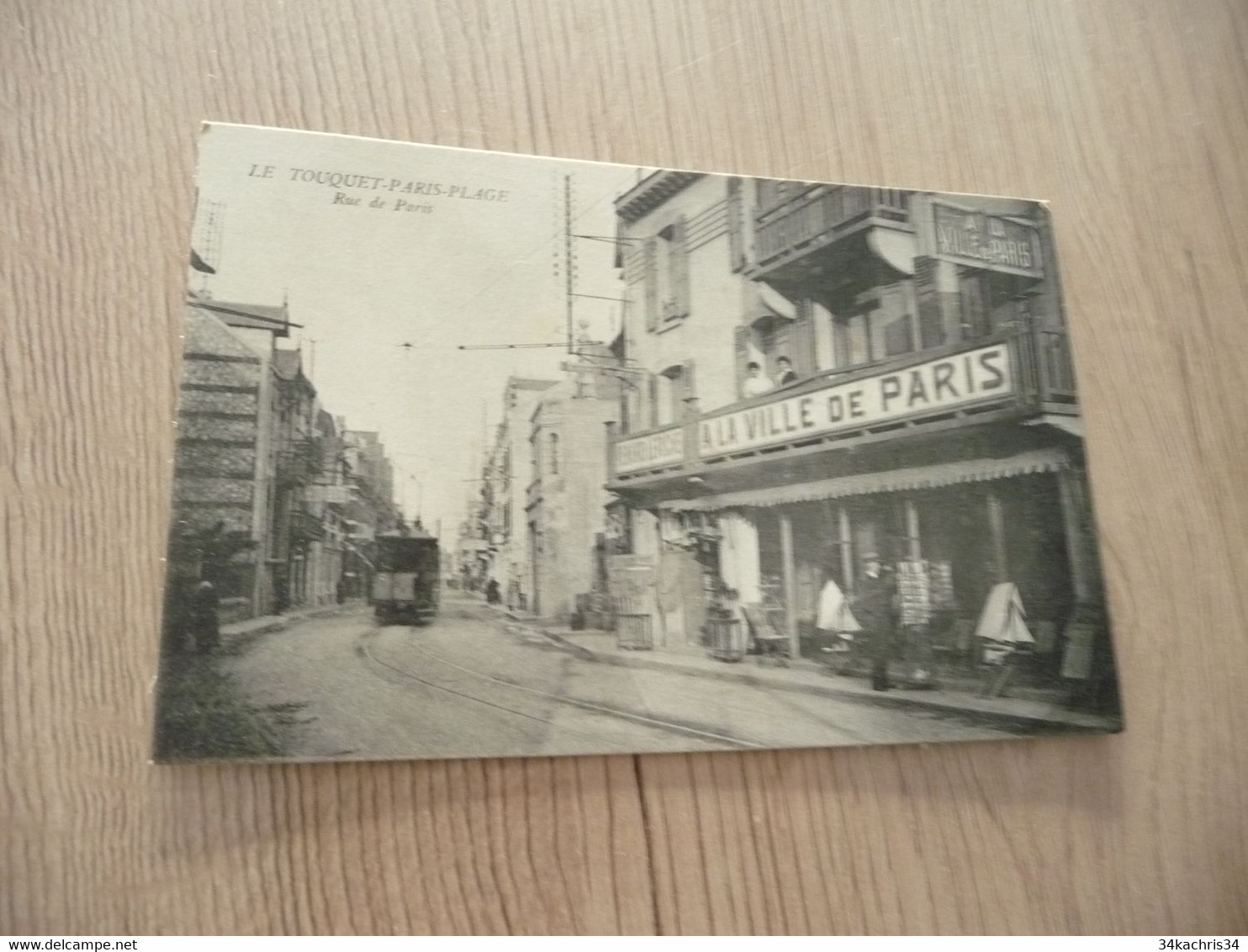 CPA 62  Pas De Calais Le Touquet Paris Plage Rue De Paris Marchand Cartes Postales A La Ville De Paris Tram Tramway - Le Touquet