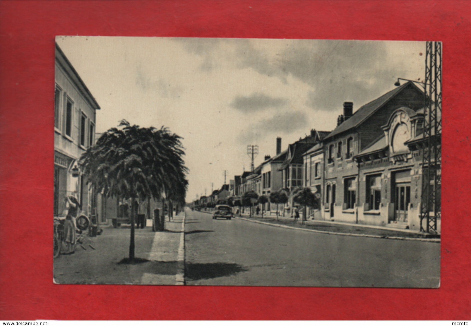 CPA - Chaulnes  -(Somme) - Avenue Aristide Briand - Chaulnes