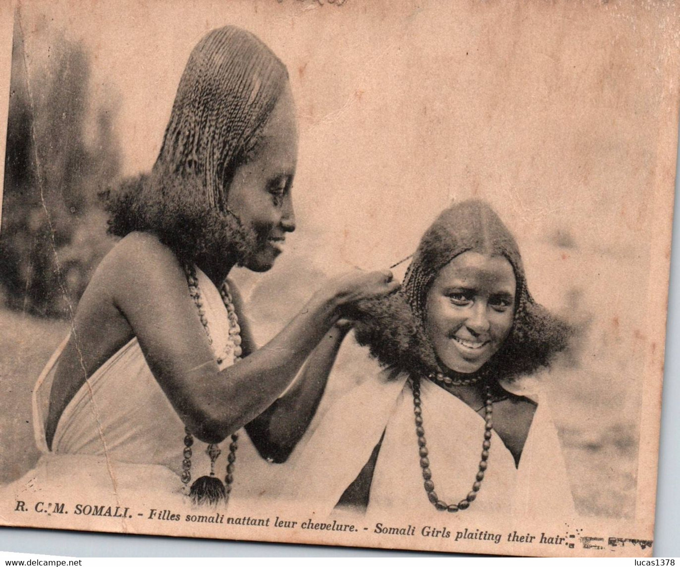 SOMALI / FILLES SOMALI NATTANT LEUR CHEVELURE - Somalia