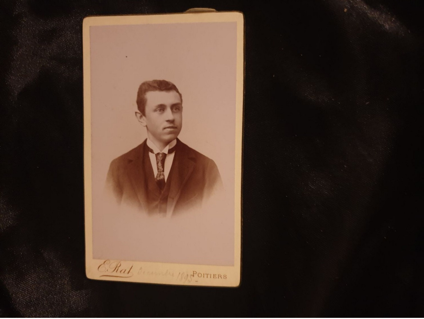 Cdv Ancienne Vers 1870. PORTRAIT D'un Homme Distingué.  Photographe EMILE RAT À POITIERS - Oud (voor 1900)