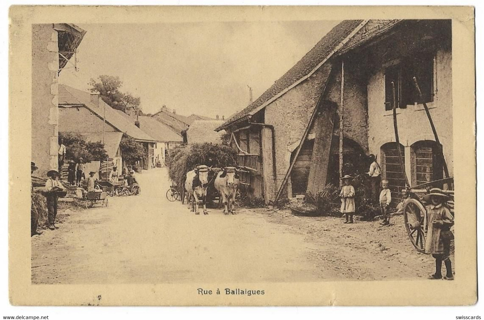BALLAIGUES: Rue De Village Animée, Avec Attelage De Boeuf 1913 - Ballaigues