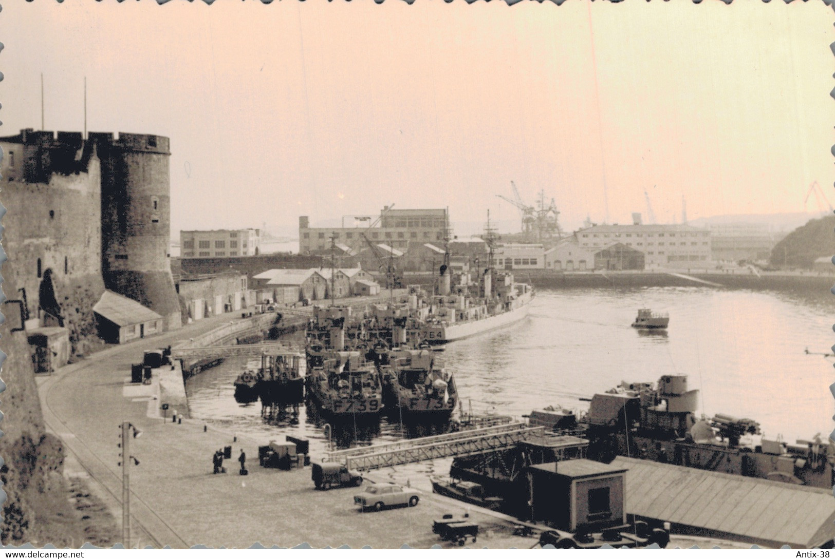 K1 - Photo - Lot De Six Photos - Vue De Brest Et De L'Arsenal - Porte Avion Foch - 1962 - Places