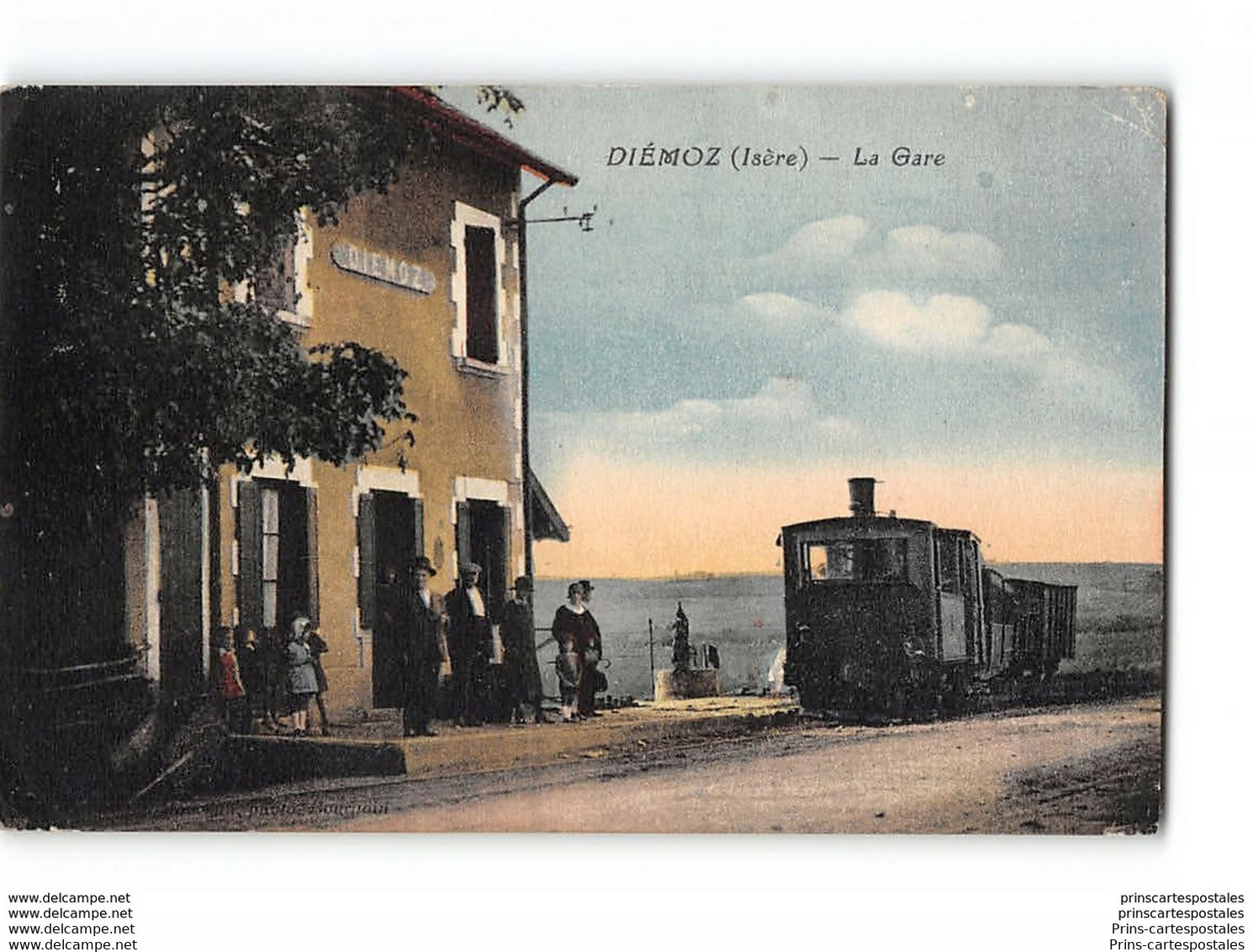 CPA 38 Diemoz La Gare Le Tramway Ligne De Lyon St Marcellin - Diémoz