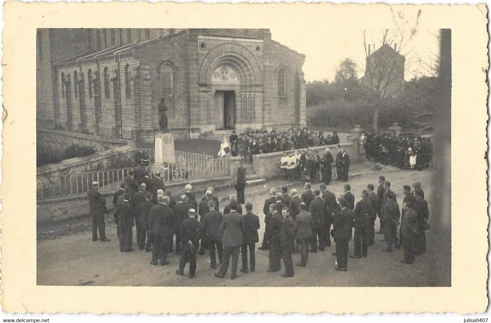 MONUMENT AUX MORTS CEREMONIE EGLISE Animation Photographie Format Cpa à Localiser - To Identify