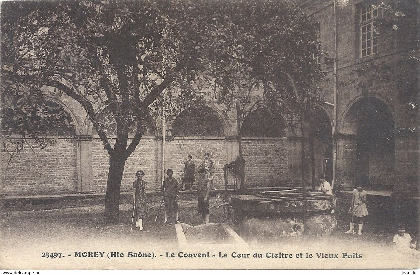 25497 . MOREY  .  LE COUVENT . LA COUR DU CLOITRE ET LE VIEUX PUITS + NOMBREUSES PERS JOUANT AU CRIQUET .NON ECRITE - Andere & Zonder Classificatie