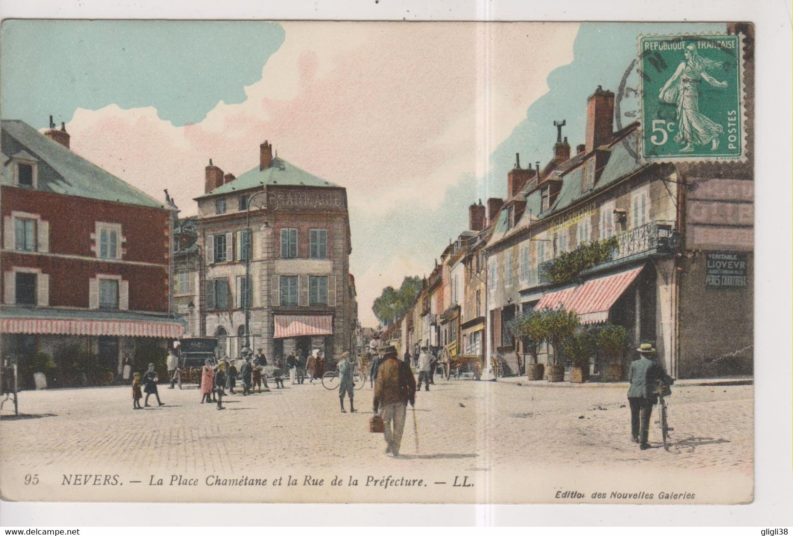 CPA-58-Nièvre- NEVERS- La Place Chamétane Et La Rue De La Préfecture- - Nevers
