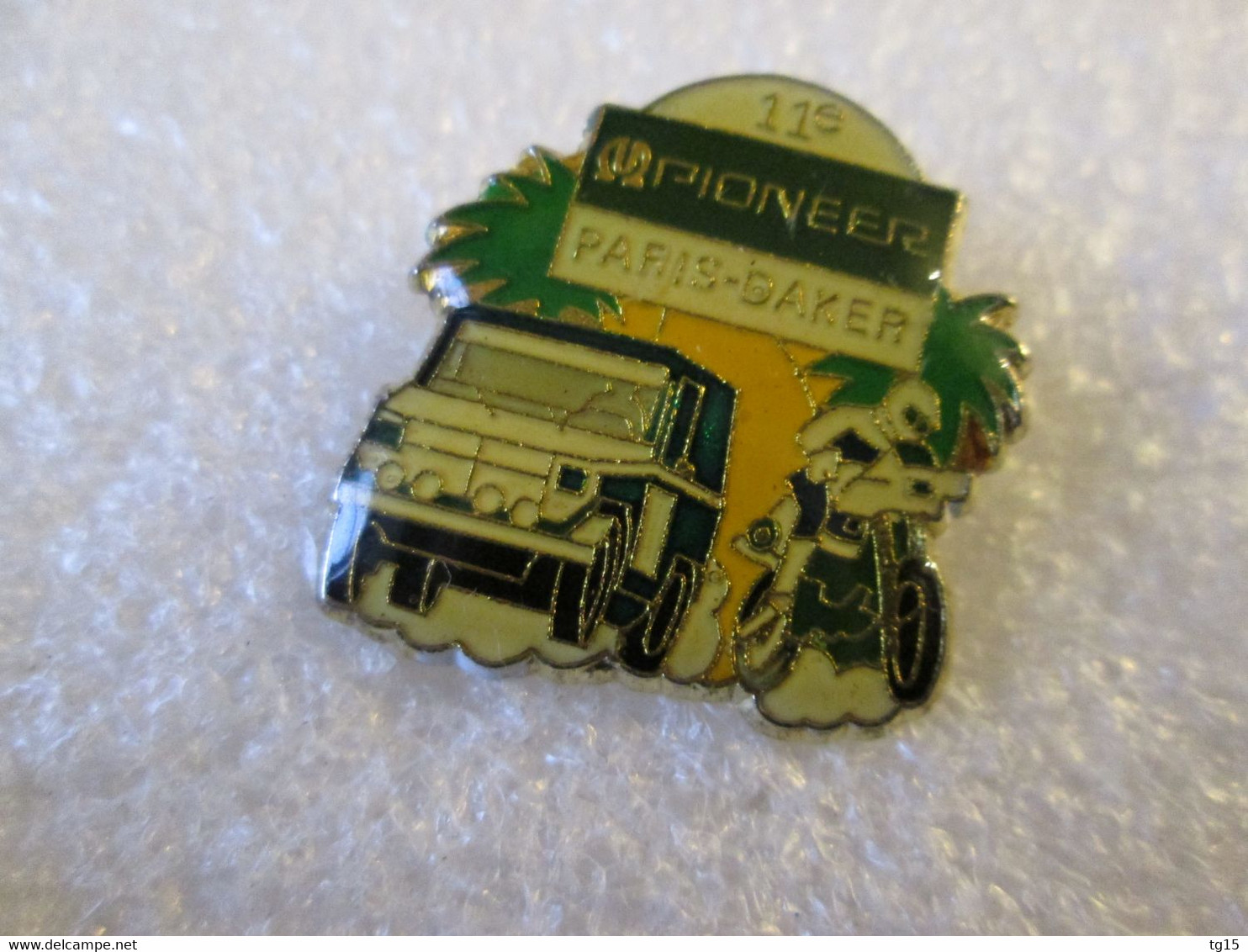 PIN'S      RALLYE PARIS DAKAR  PIONEER  MERCEDES   CLASSE G - Rallye