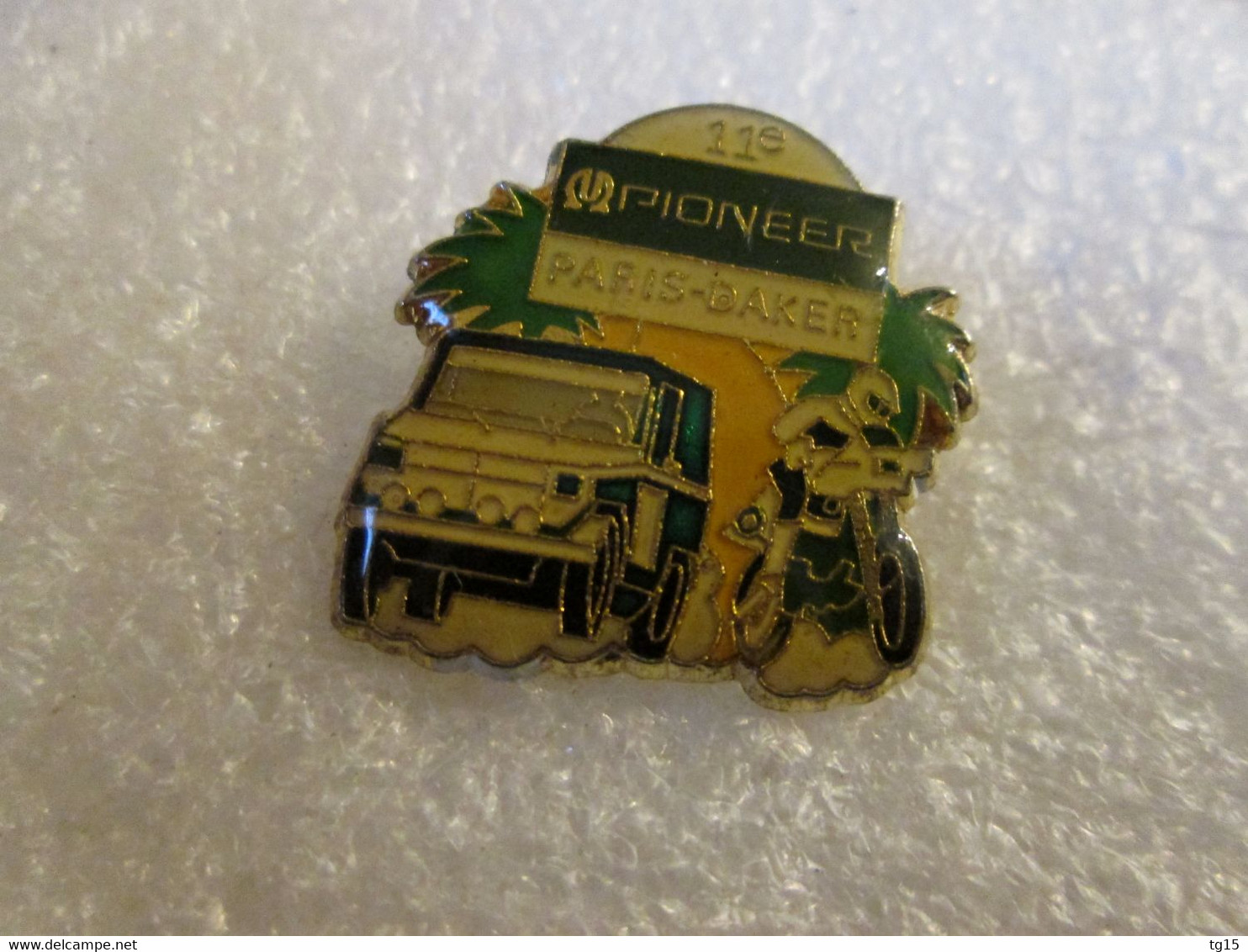 PIN'S      RALLYE PARIS DAKAR  PIONEER  MERCEDES   CLASSE G - Rallye