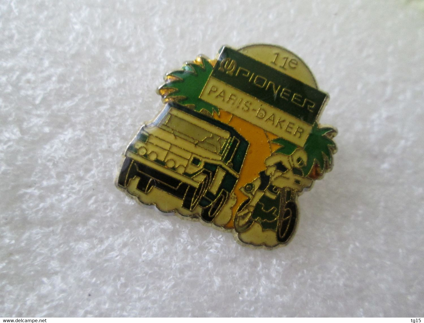 PIN'S      RALLYE PARIS DAKAR  PIONEER  MERCEDES   CLASSE G