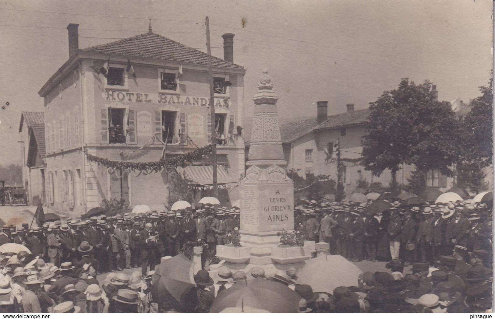 Groupement Devant Un Monument Aux Morts  Et De L'Hôtel BALANDRAS  Ou?? CARTE PHOTO - Fotografie