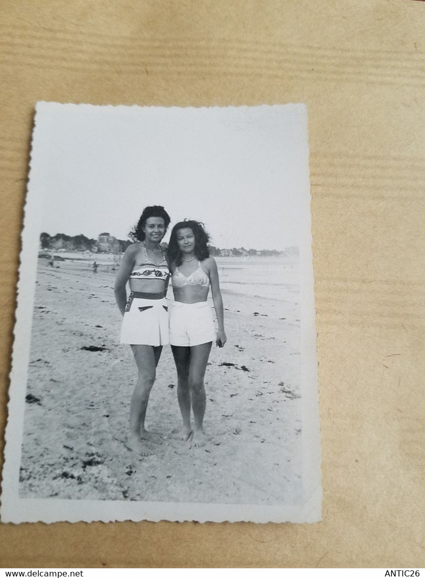 PHOTO ORIGINALE ANNEE AOUT  48  LE POULIGUEN PIN-UP DEUX  FEMMES  EN MAILLOT DE BAIN  JUPE - Pin-ups