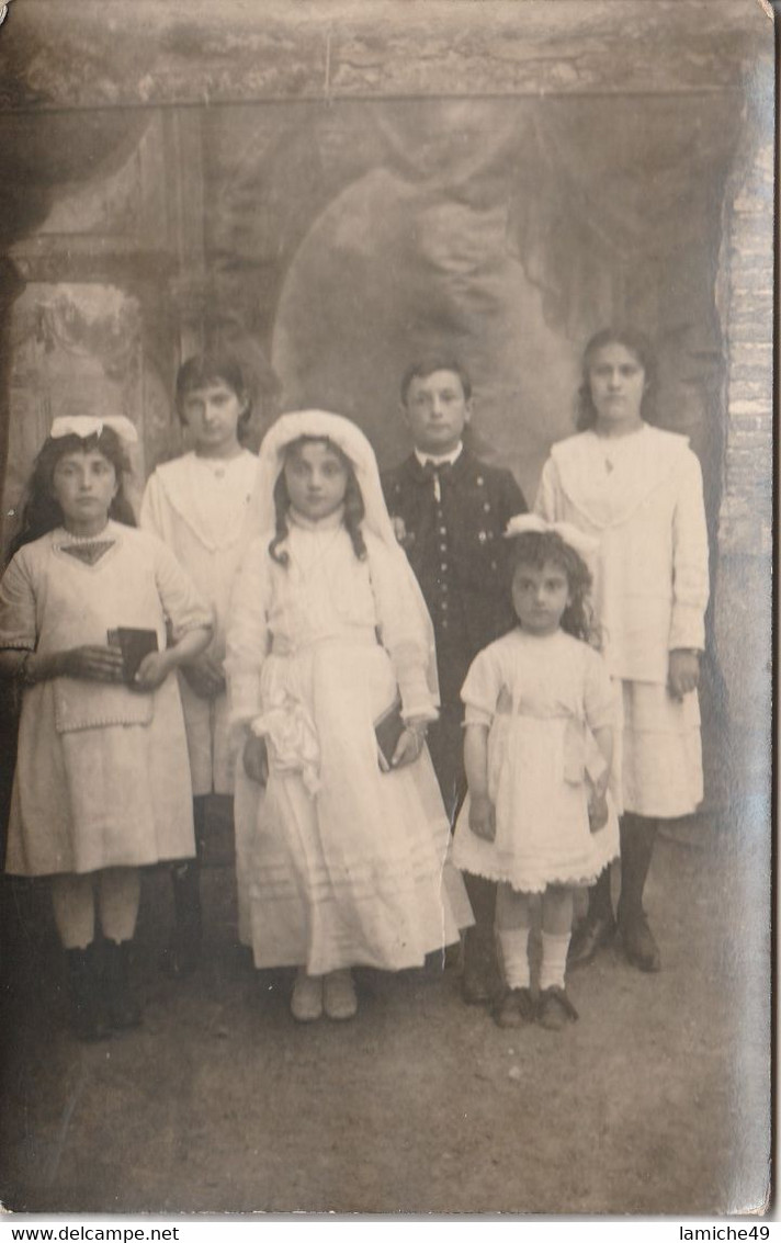 CARTE PHOTO NON IDENTIFIEE REPRESENTANT JEUNES FILLES FILLETTES LORS DE LEURS COMMUNIONS - Communion