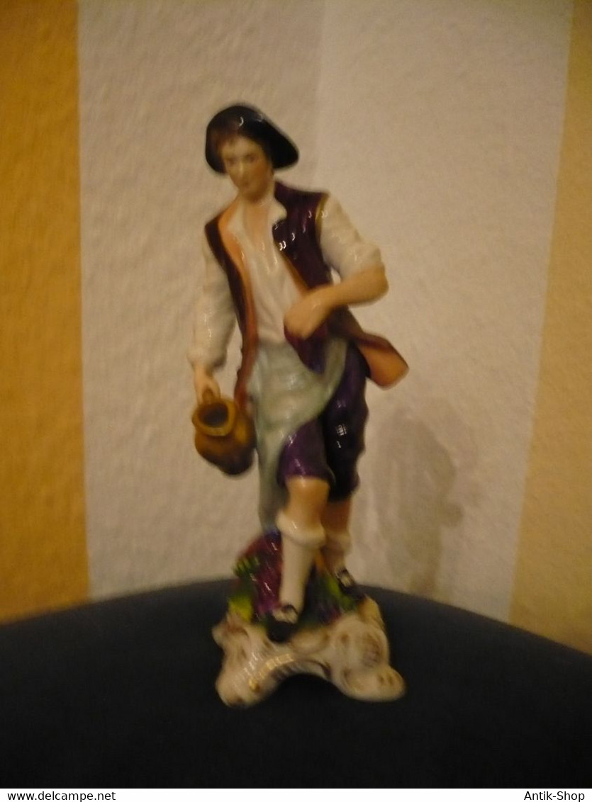 Porzellanfigur - Junger Mann Mit Krug Und Weinreben - Volkstedt Manufaktur (873) Preis Reduziert - Altri & Non Classificati