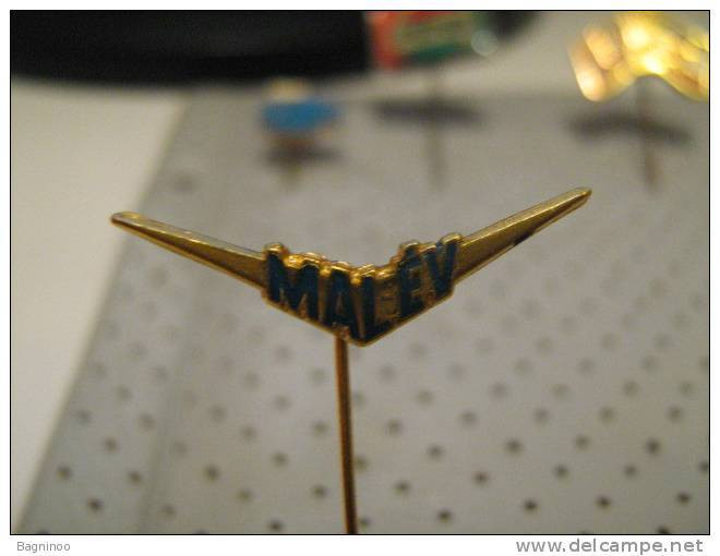 MALEV Pin Airplane Company Avion - Avions