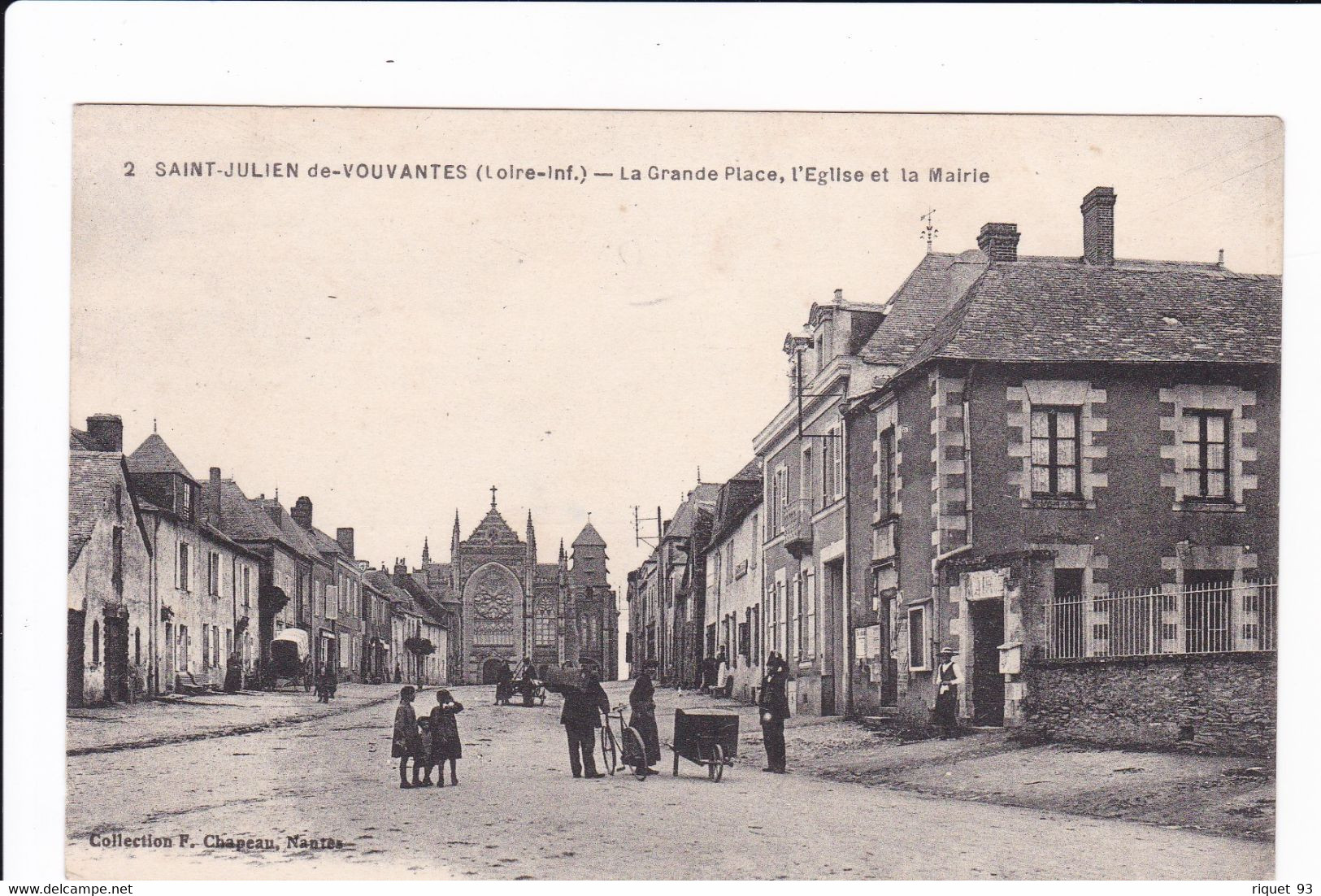 2 - SAINT-JULIEN-de-VOUVANTES - La Grande Place, L'Eglise Et La Mairie - Saint Julien De Vouvantes