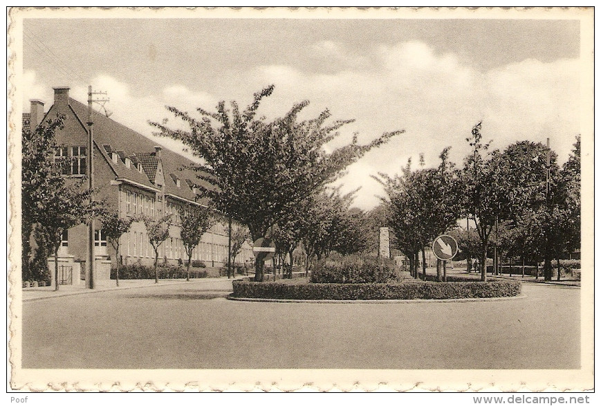 Diest : Weerstandsplein Met Monument 1940-45 ( Met School) - Diest