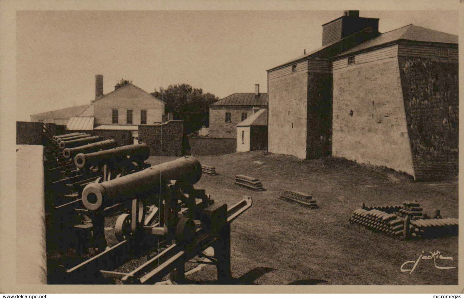 QUEBEC - Une Rangée De Vieux Canons Sur Un Bastion De La Citadelle - Québec - La Citadelle