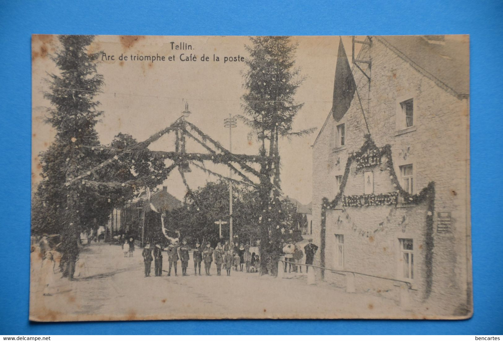 Tellin: Arc De Triomphe Et Café De La Poste, Très Animée - Tellin