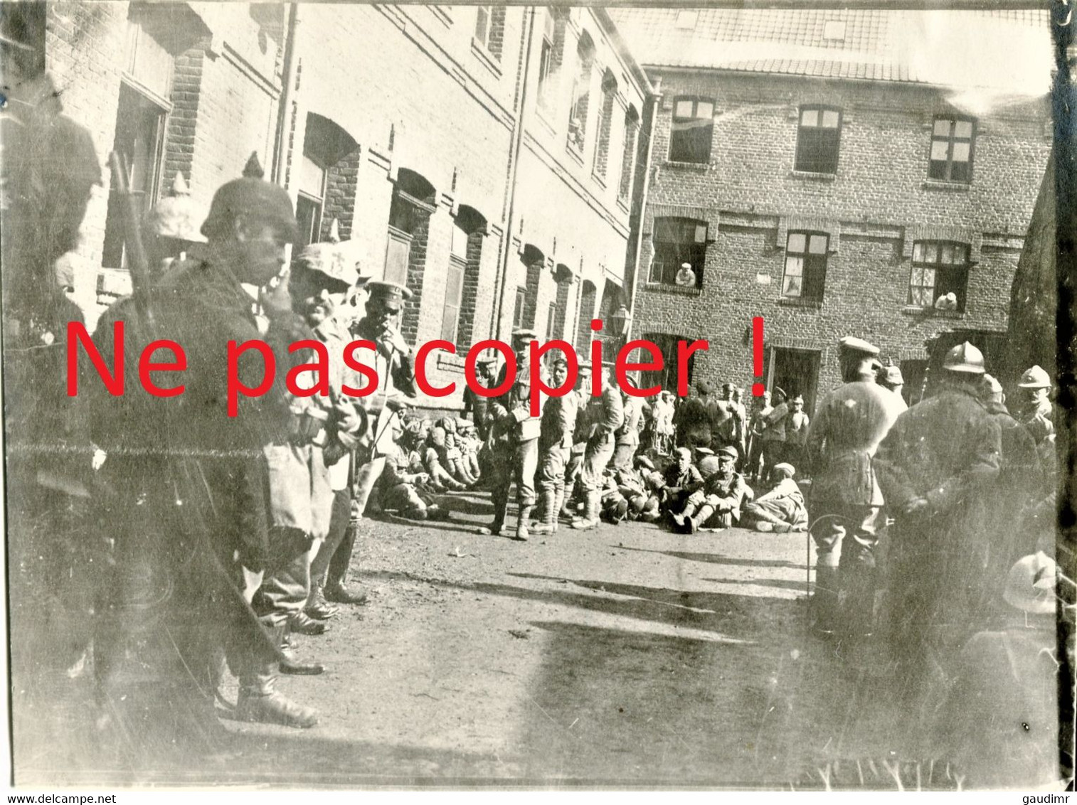 PHOTO ALLEMANDE - PRISONNIERS ANGLAIS A HENIN LIETARD PRES DE DOURGES - LENS PAS DE CALAIS - GUERRE 1914 1918 - 1914-18