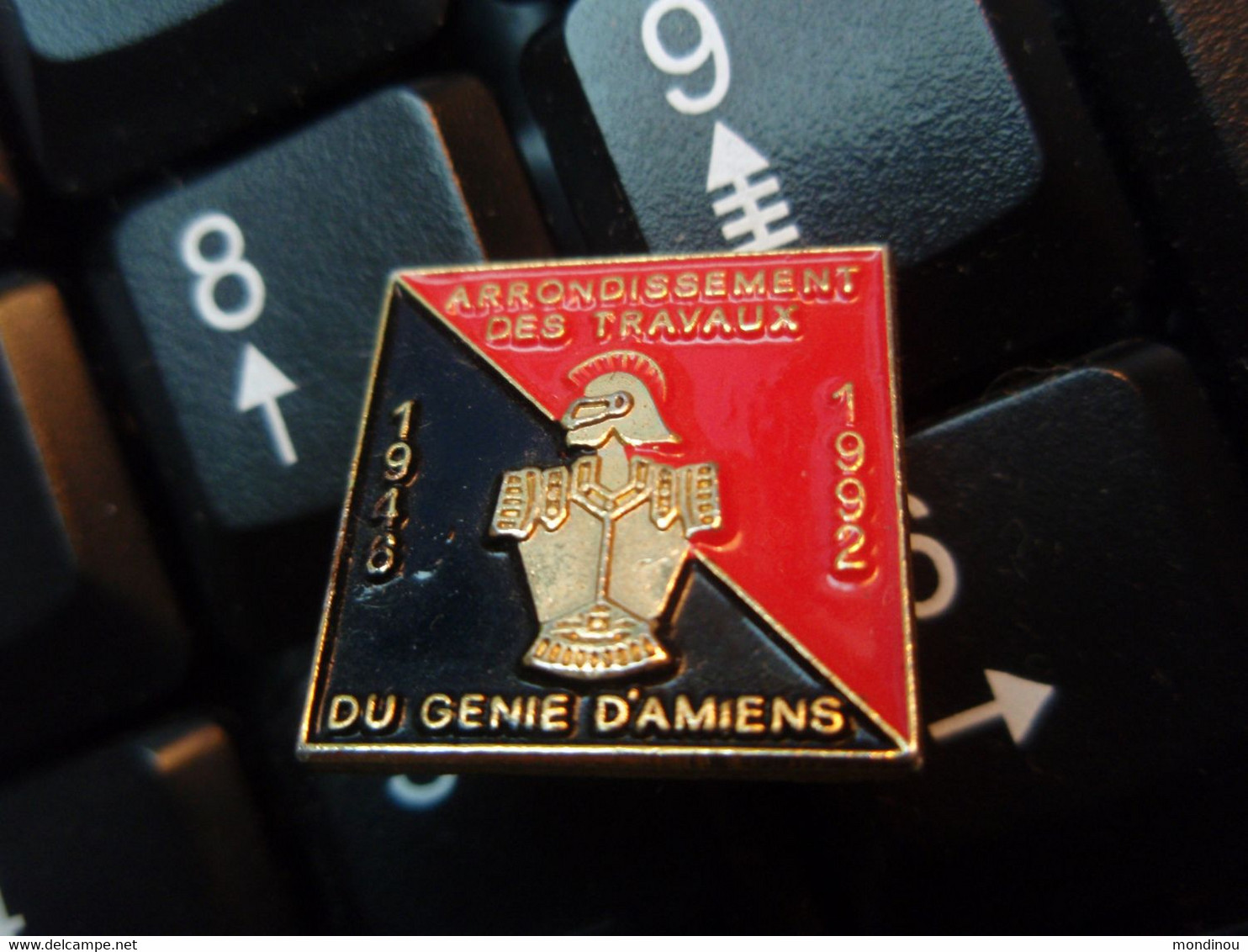 Pin's  Arrondissement Des Travaux Du  Génie D'Amiens. 1946-1993 - Armee