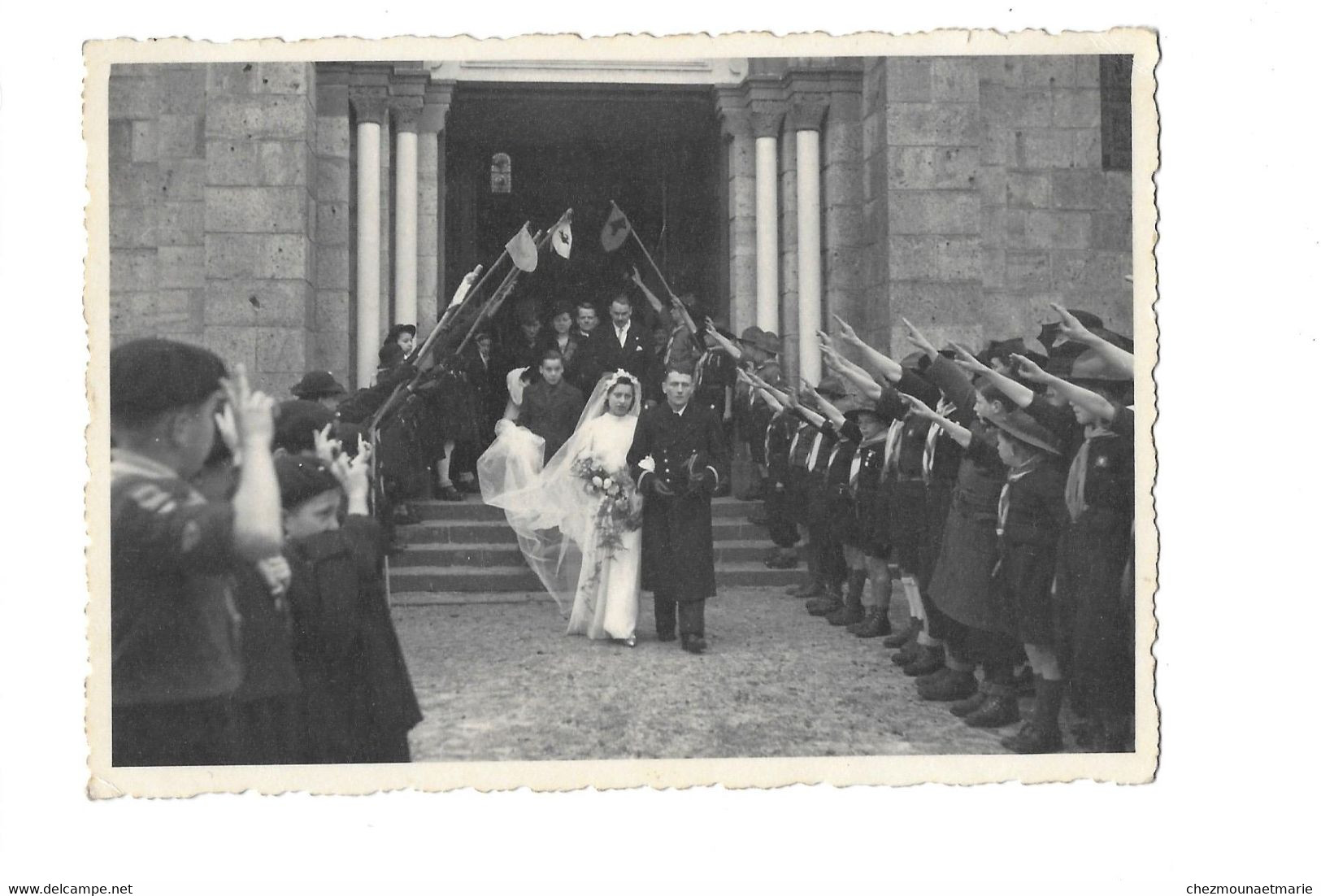 LES SCOUTS SALUANT DES MARIES SORTANT DE L EGLISE - PHOTO 12*8.5 CM - Anonyme Personen