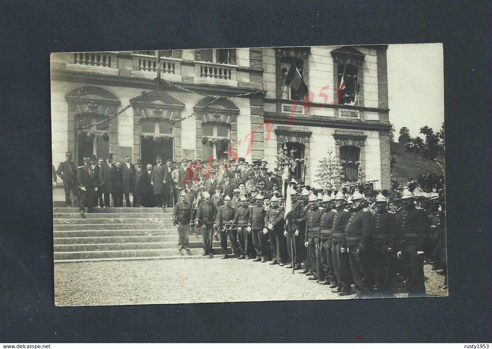MILITARIA CARTE PHOTO GROUPE DE POMPIERS ( POMPIER ) CLAIRONS & DRAPEAU À EVRY LA BATAILLE EURE 1909 HÔTEL DE VILLE : - Pompiers