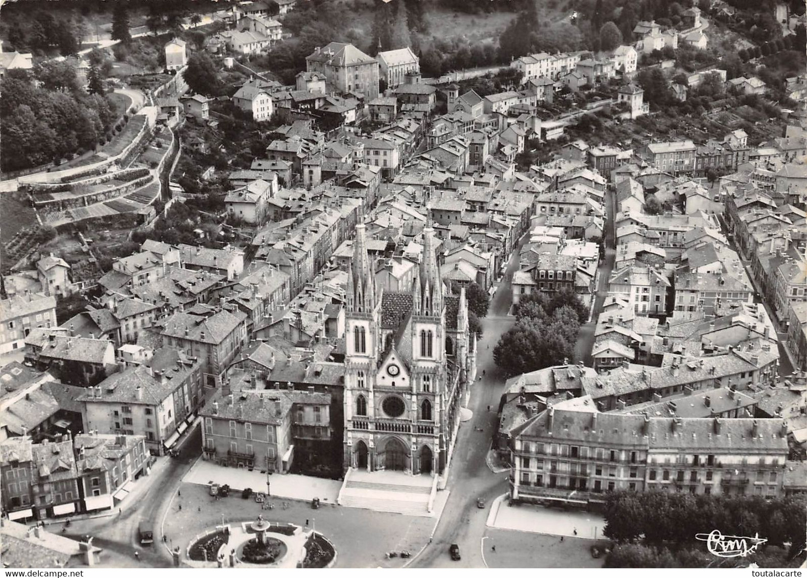 CPSM 38  VOIRON VUE PANORAMIQUE AERIENNE ET LA CATHEDRALE      Grand Format  15 X 10,5 Cm - Voiron