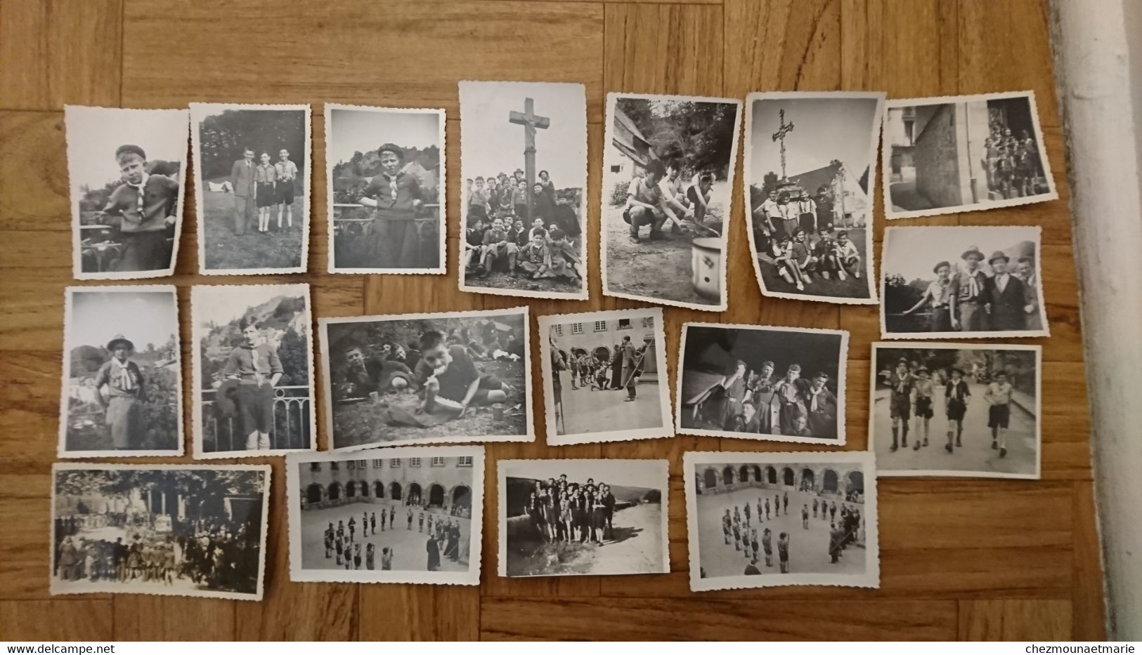 LES SCOUTS LORS D UNE CEREMONIE EN CAMP EN VOYAGE - LOT DE 18 PHOTOS - Anonyme Personen