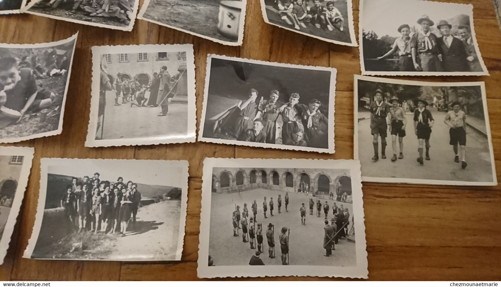 LES SCOUTS LORS D UNE CEREMONIE EN CAMP EN VOYAGE - LOT DE 18 PHOTOS - Anonyme Personen