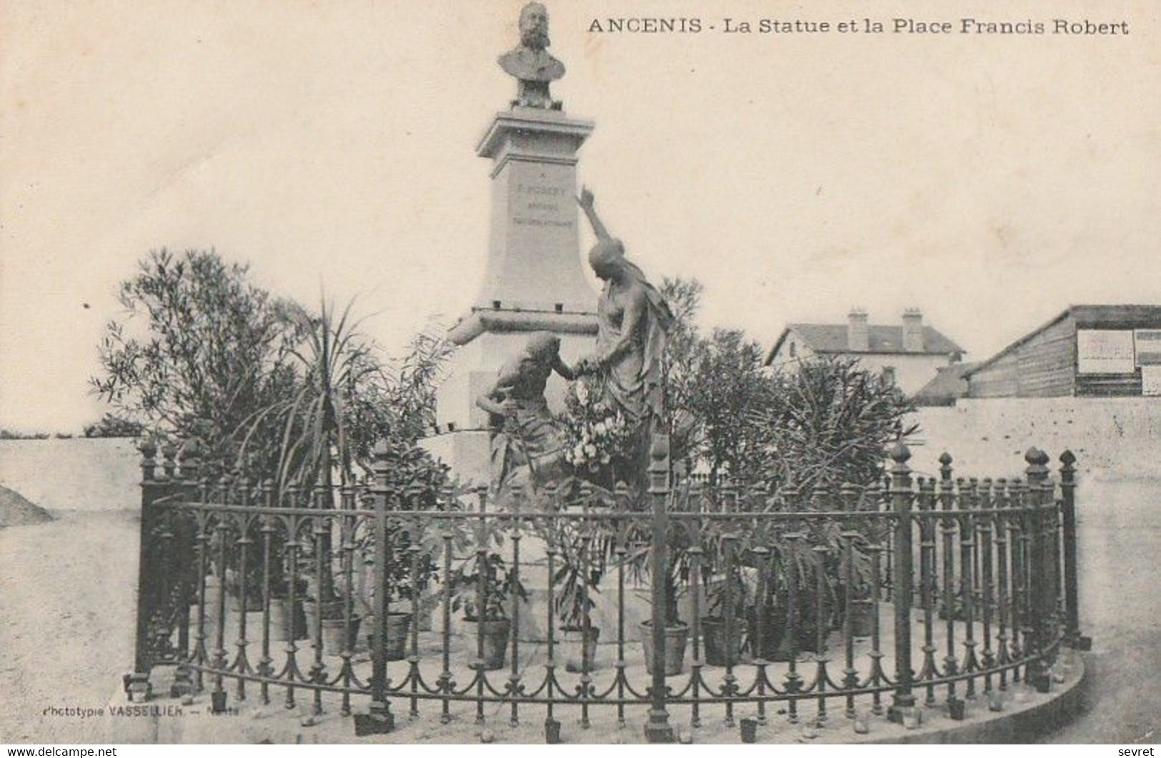 ANCENIS. - La Statue Et La Place Francis Robert. Carte Rare - Ancenis