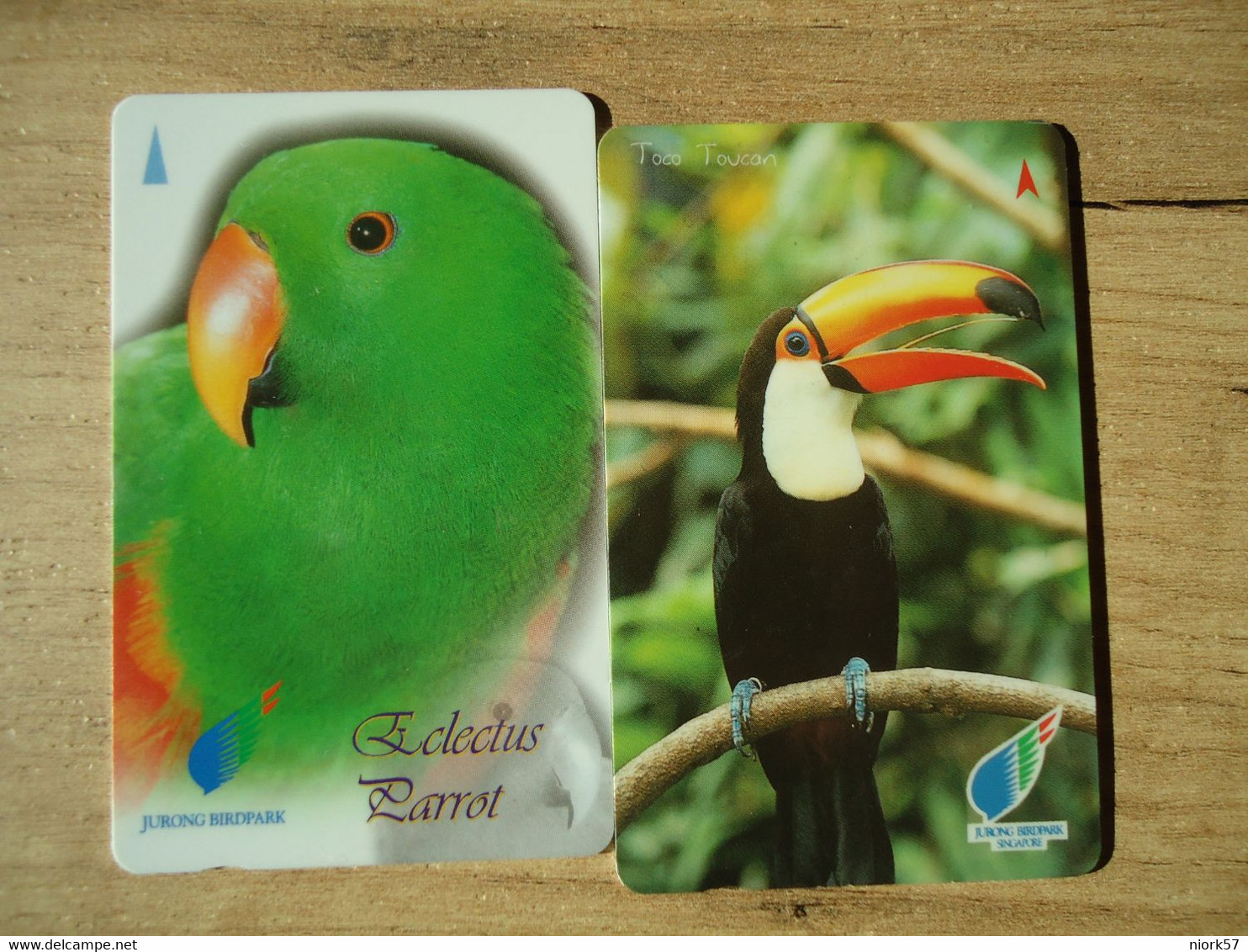 SINGAPORE USED CARDS 2 BIRD BIRDS PARROTS - Papegaaien & Parkieten