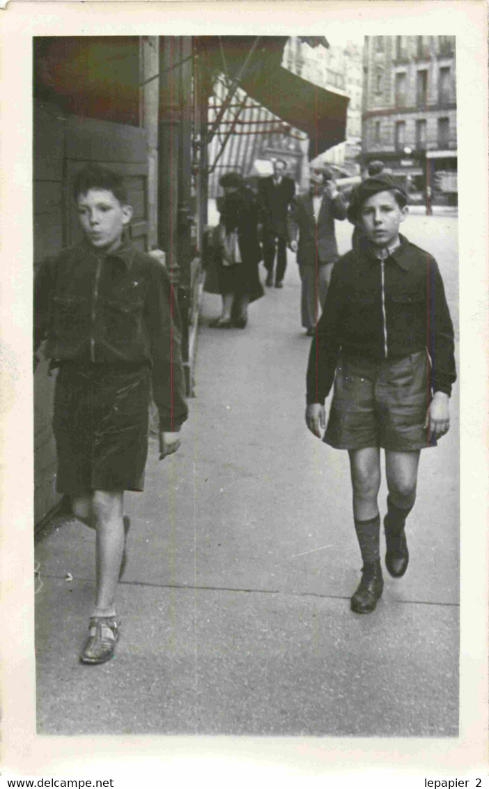 Garçons En Short Marchant Dans La Rue - Walking Boys In The Street Photo 9 X 14 Cm - Anonieme Personen