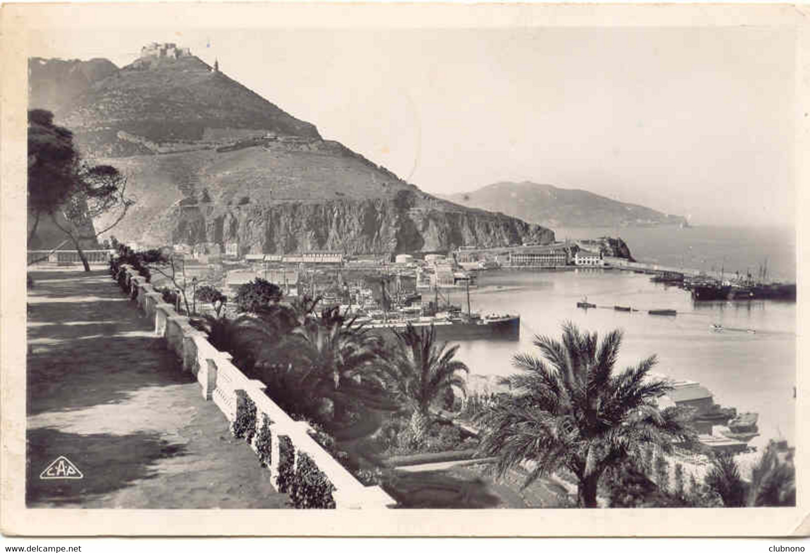 CPSM  -  ORAN - PROMENADE DE L'ETANG ET LE PORT (ETAT PARFAIT) - Oran