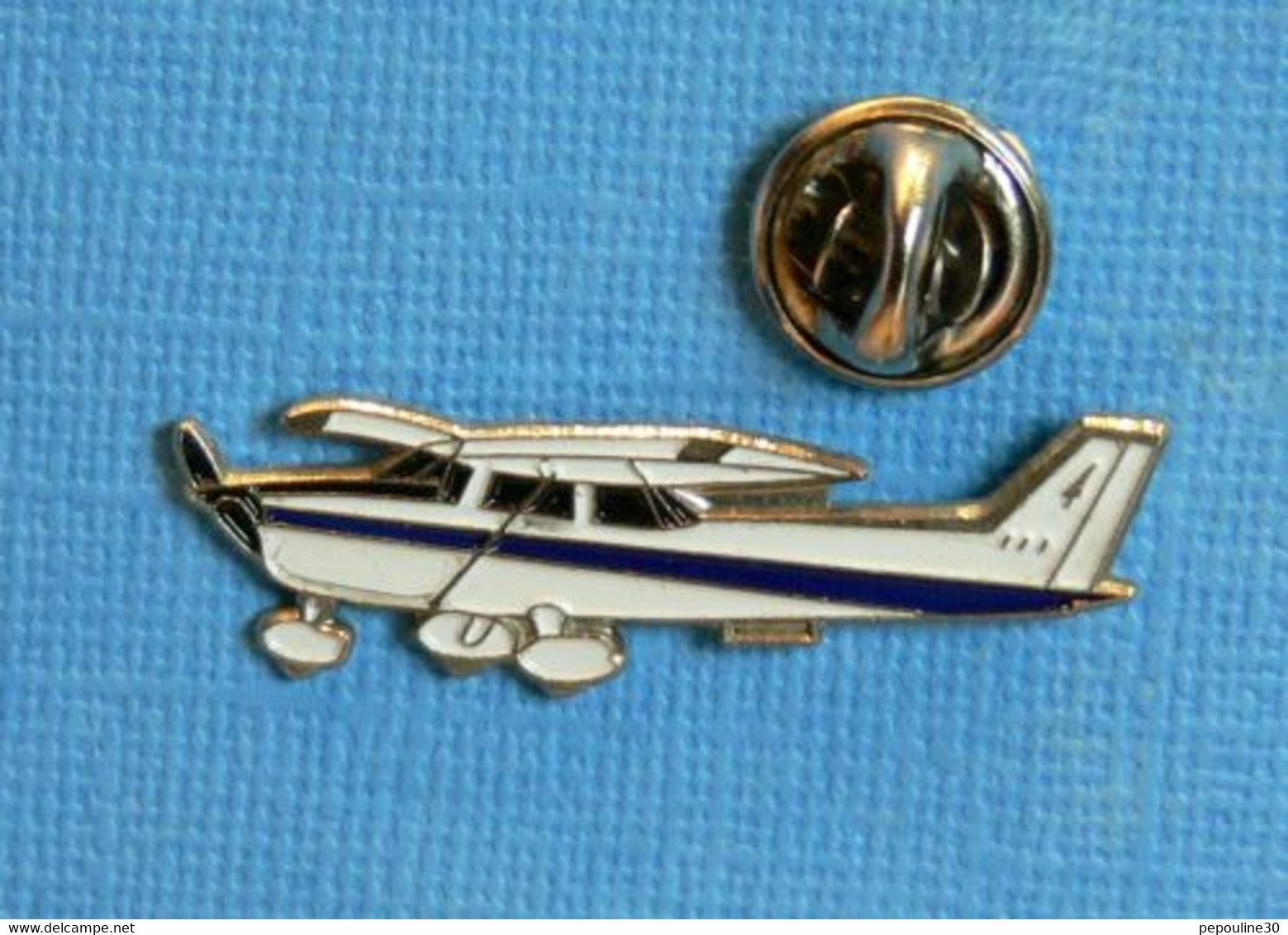 1 PIN'S //  ** AVION CESSNA 172 R SKYHAWK ** - Avions