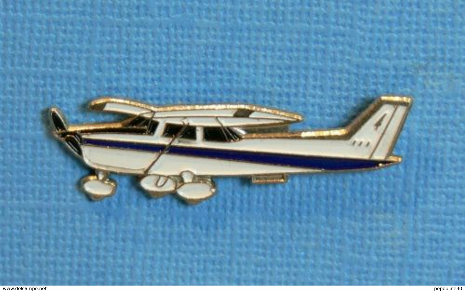 1 PIN'S //  ** AVION CESSNA 172 R SKYHAWK ** - Avions