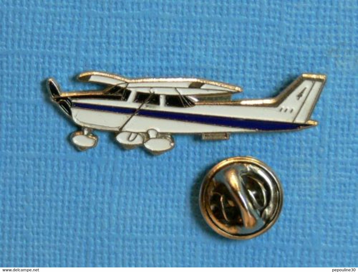 1 PIN'S //  ** AVION CESSNA 172 R SKYHAWK ** - Avions