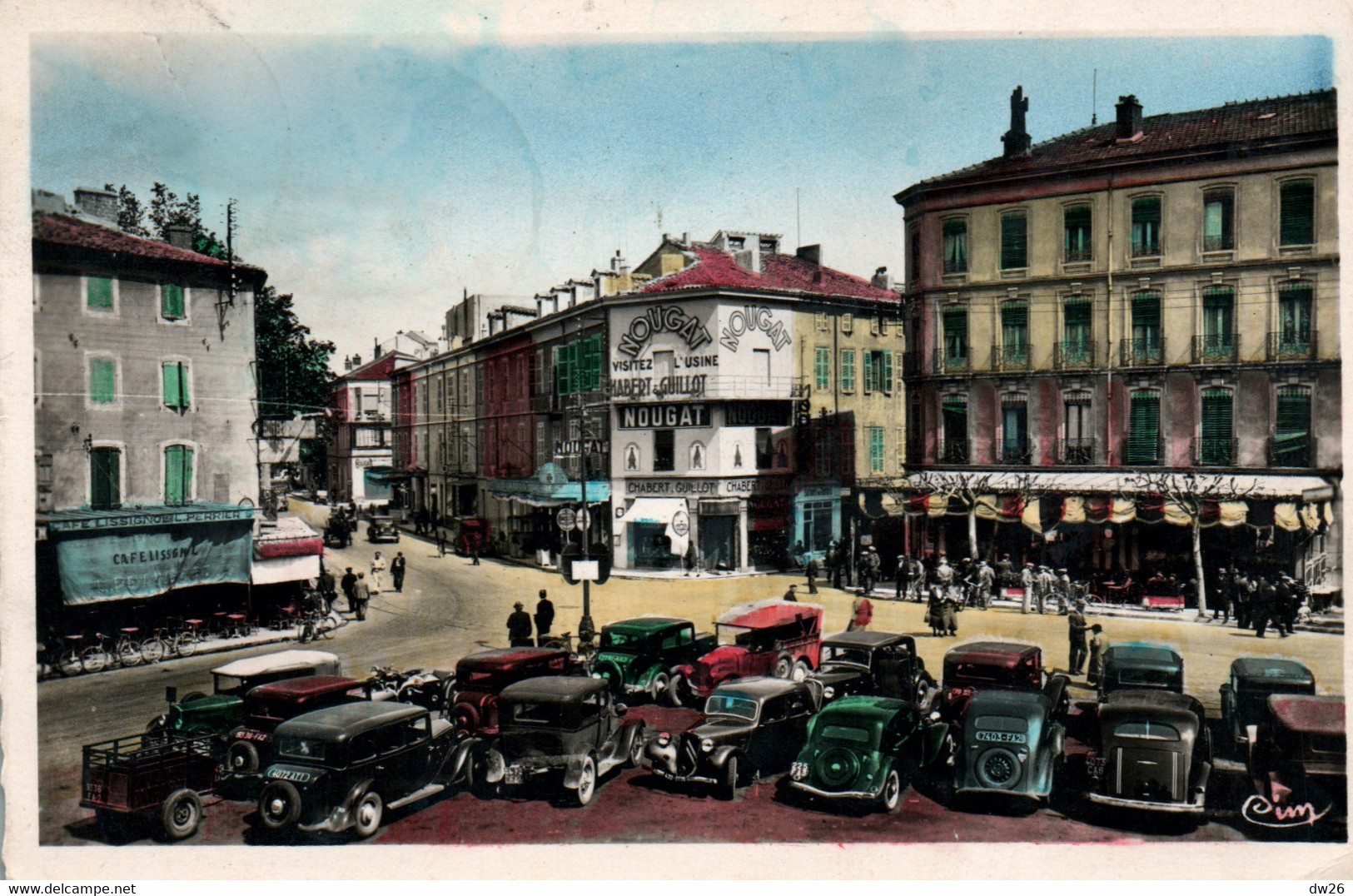 Montélimar, Place D'Aygü (Marx Dormoy) En 1950 - Café Perrier, Nougat, Vieilles Voitures (Traction) Carte CIM Colorisée - Montelimar