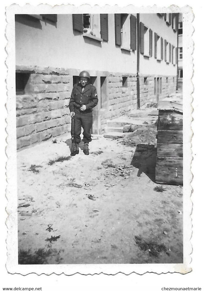 1952 ZWEIBRUCKEN (ALLEMAGNE) - UN MILITAIRE - PHOTO - Guerra, Militari