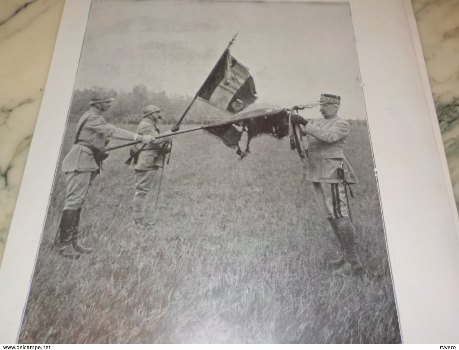 ANCIENNE PUBLICITE 2 DRAPEAUX DECORE PAR  LE MARECHAL PETAIN  1917 - Drapeaux