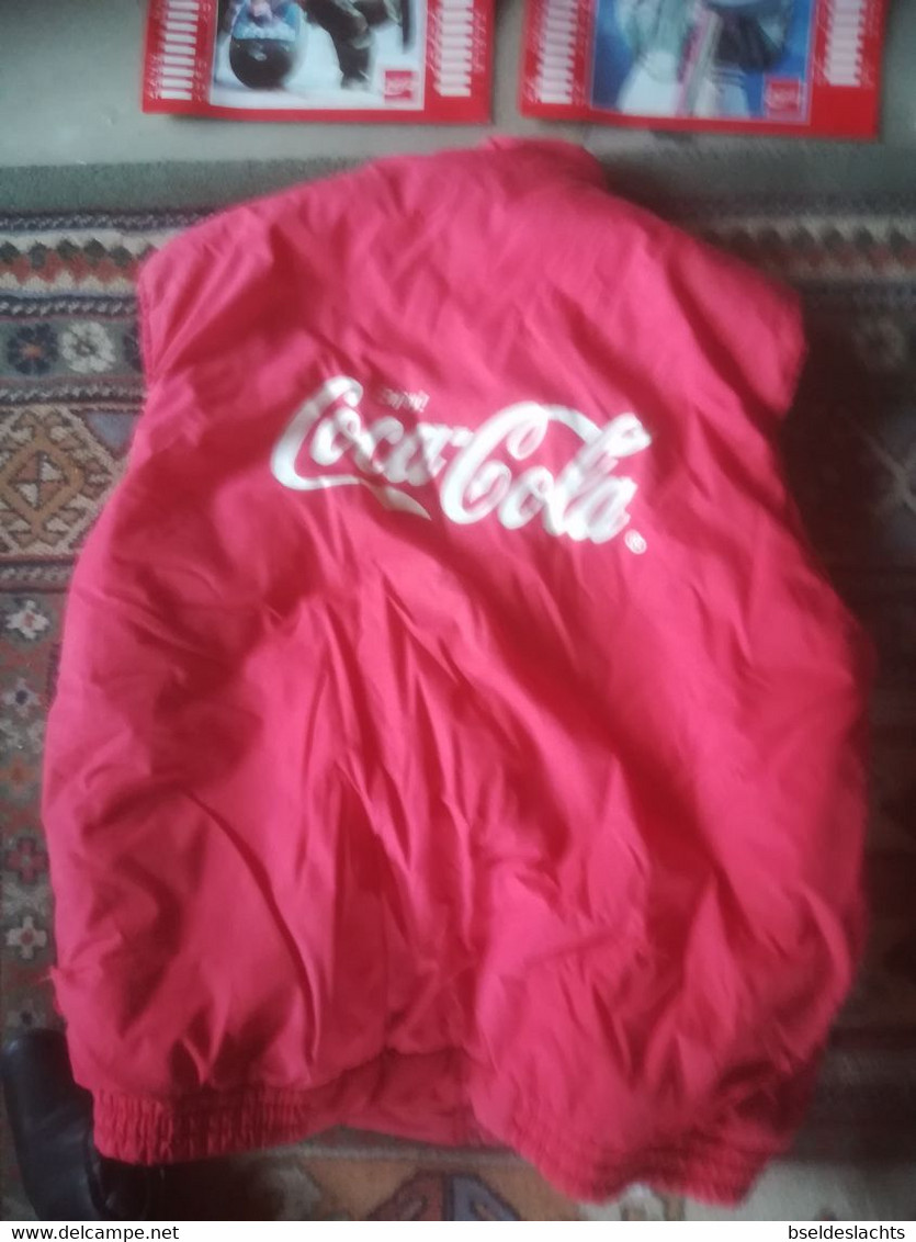 Lot Coca Cola: Bodywarmer, Pet, Kroonkurktrekker, Kalenders, Glas, Potlood, Onderzetters, Frisbee, Fles, Kroonkurken - Andere & Zonder Classificatie