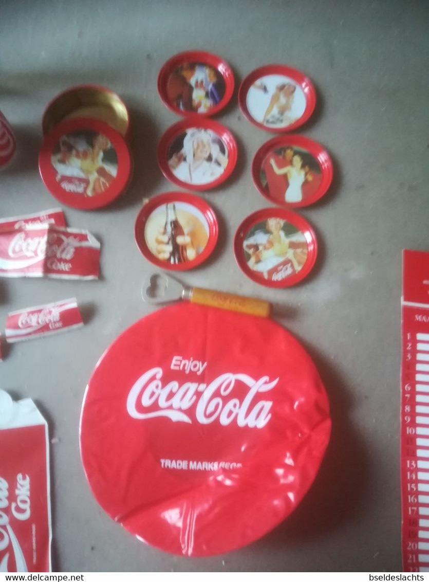 Lot Coca Cola: Bodywarmer, Pet, Kroonkurktrekker, Kalenders, Glas, Potlood, Onderzetters, Frisbee, Fles, Kroonkurken - Other & Unclassified