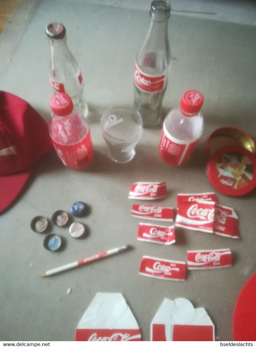 lot Coca Cola: bodywarmer, pet, kroonkurktrekker, kalenders, glas, potlood, onderzetters, frisbee, fles, kroonkurken