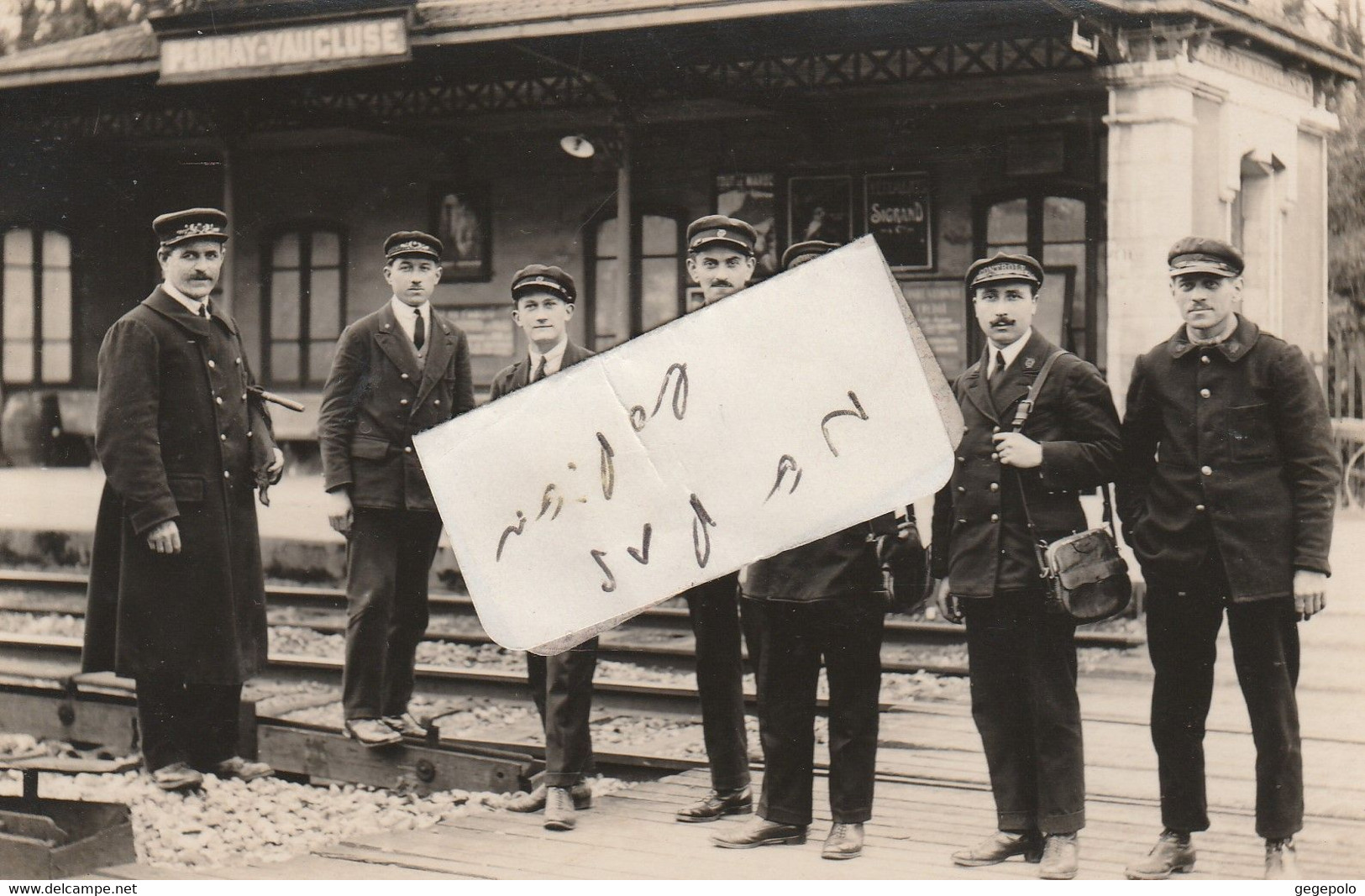 SAINTE-GENEVIEVE Des BOIS - PERRAY-VAUCLUSE  - La Gare - Les Cheminots Qui Posent ( Photo Format Cpa 13,7 Cm X 8,8 Cm ) - Sainte Genevieve Des Bois