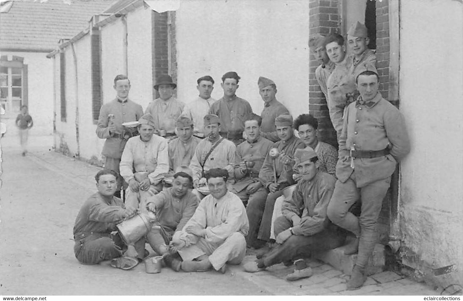 Thème   Militaria.  Vie A La Caserne Carte Photo. La Soupe  . A Localiser      (Voir Scan) - Casernes