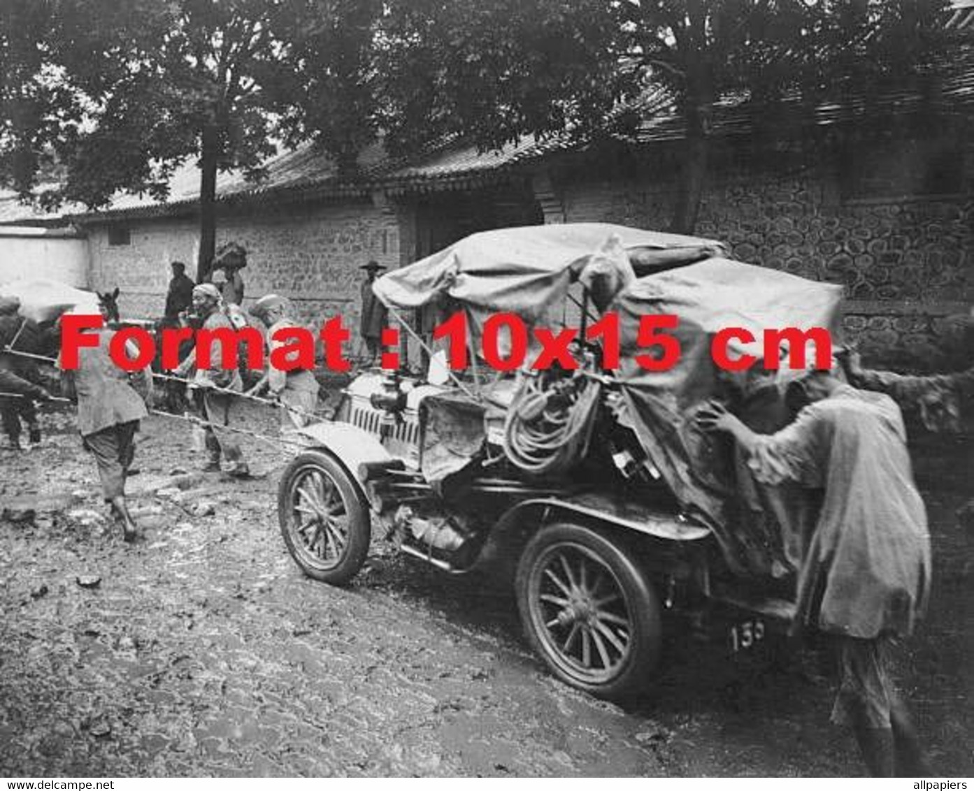 Reproduction Photographie Ancienne D'une Automobile De Dion Bouton Course Pékin-Paris Tractée Par Des Hommes En 1907 - Altri & Non Classificati