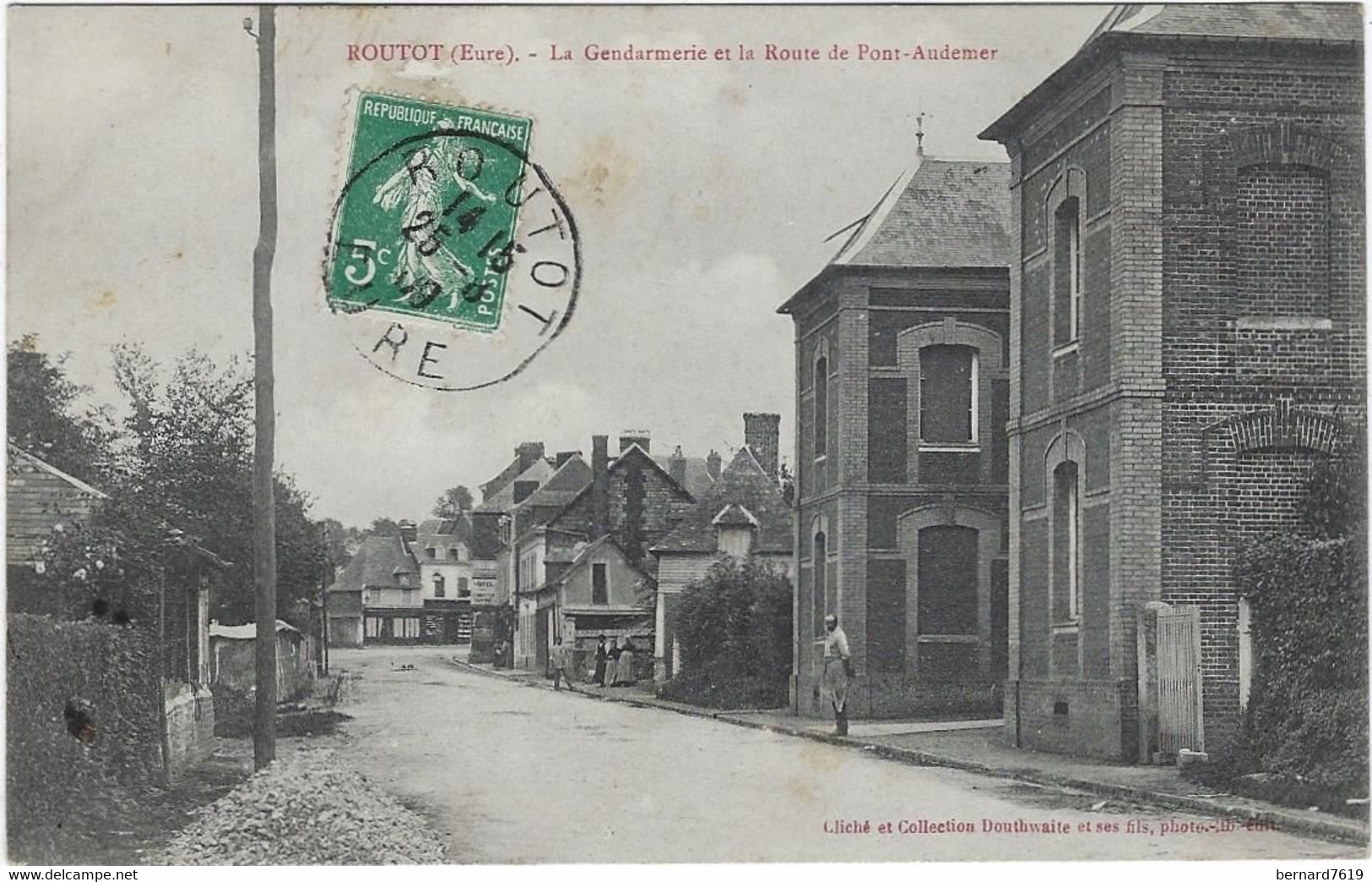 27  Routot    La Gendarmerie  Et La Route De Pont Audemer - Routot