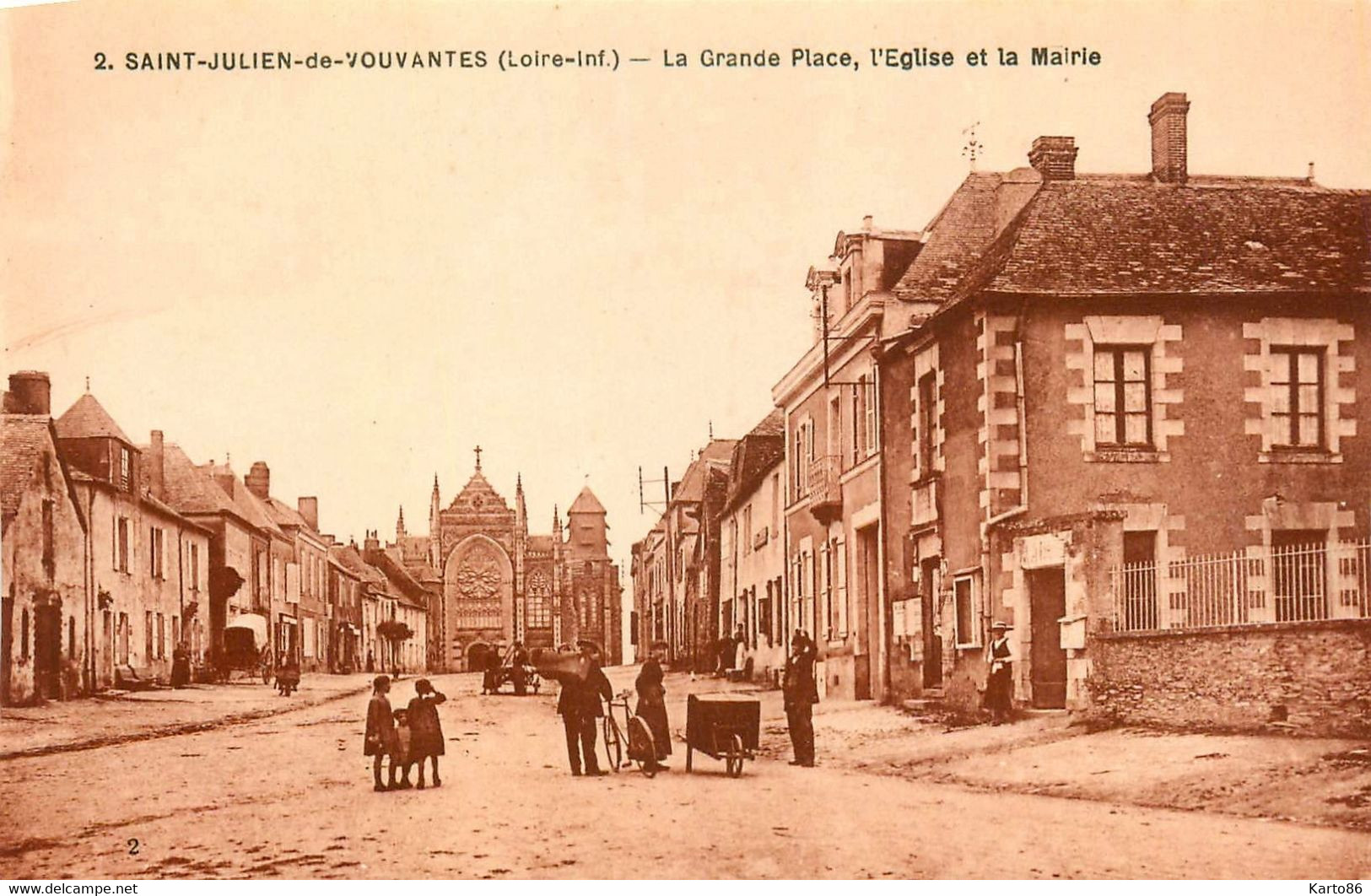 St Julien De Vouvantes * La Grande Place * L'église Et La Mairie - Saint Julien De Vouvantes